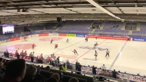 En ishockeyhall från högt upp i hallen.