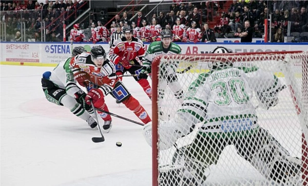 Efter skolskjutningen i Örebro hölls en tyst minut i SHL.